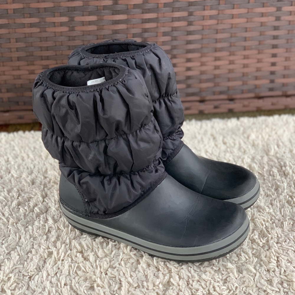 Crocs Winter Puff Pull On Mid Boots Blk Quilted Stretch Comfort Waterproof 14694